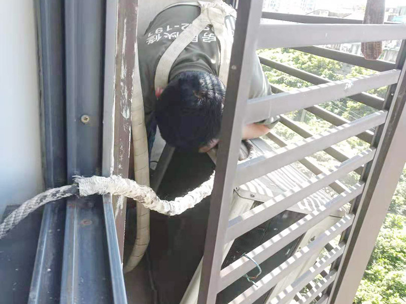 空調(diào)外機墻面維修：墻面修補，一定要做好基層的處理，如果您家是二次裝修墻面時，沒有將以前的老墻的墻皮鏟除干凈，或者是只鏟除了表層的膩子，那么修補墻面時，是會遺留下高低不平的部分墻皮的，此后，要是接著上刷界面劑或者膩子，那么很可能就會導(dǎo)致新刷的墻面出現(xiàn)開裂的情況。舊房要是在長期使用中受到了來自外界的沖擊或者震動，是有可能造成局部墻面基層與墻體脫離的。 在修補墻面的時候，要是發(fā)現(xiàn)墻面出現(xiàn)滲水或者發(fā)霉的情況，是可以直接更換水管的，或者是進行修補，具體的操作方法是，先關(guān)閉上閥門，把水源斷開后，然后將水龍頭打開至合