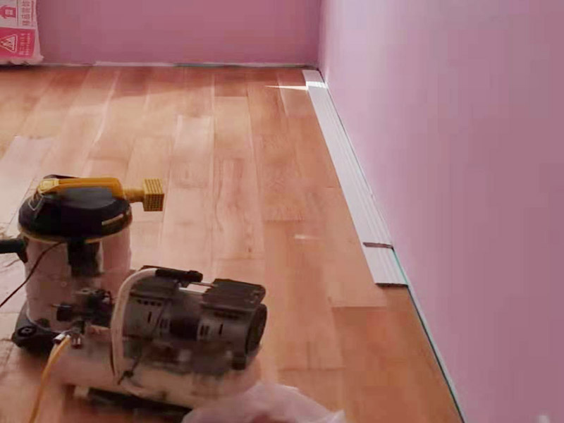 踢腳線安裝施工:一般踢腳線安裝是在墻面、地面、門(mén)套、窗套安裝好后進(jìn)行;若室內(nèi)是打制或定制家具，還需在不可移動(dòng)的大件家具弄好后才能安裝。室內(nèi)現(xiàn)場(chǎng)達(dá)到安裝踢腳線的條件后，對(duì)墻面上的灰塵做清潔處理，若有凹凸不平的墻面，一定要弄平整后再施工。 先測(cè)量墻面的長(zhǎng)度，確定踢腳線的裁切長(zhǎng)度。而切口為了不影響表面美觀，通常采用45&deg;斜切的方式，這樣兩邊踢腳線拼合在一起才能更緊密。 貼的時(shí)候，踢腳線要先從兩端開(kāi)始貼，這樣可保持高度一致。對(duì)于木質(zhì)、PVC踢腳線，需要鉆孔、打釘來(lái)貼。使用專(zhuān)用打孔工具來(lái)鉆孔。