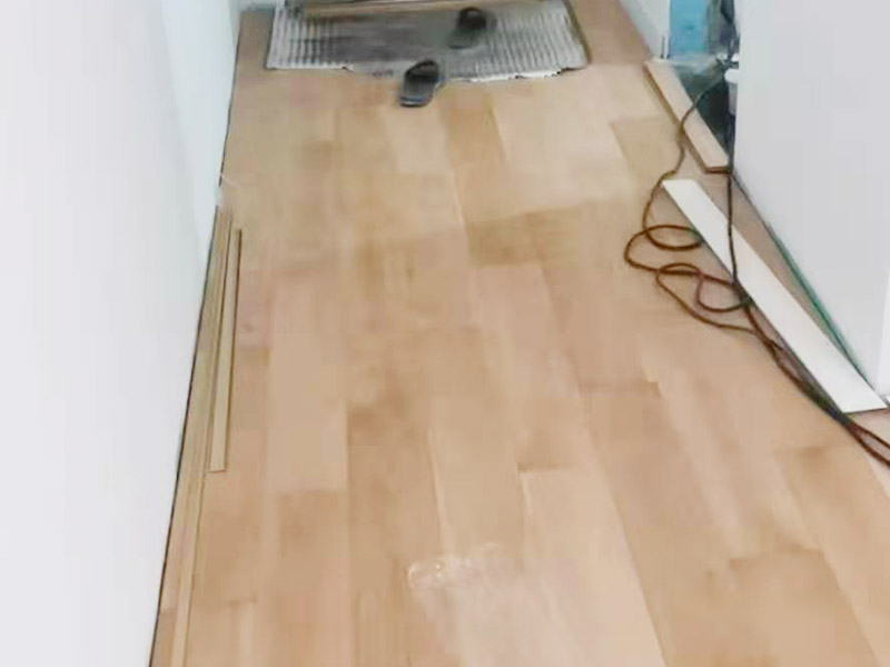 踢腳線安裝施工:一般踢腳線安裝是在墻面、地面、門(mén)套、窗套安裝好后進(jìn)行;若室內(nèi)是打制或定制家具，還需在不可移動(dòng)的大件家具弄好后才能安裝。室內(nèi)現(xiàn)場(chǎng)達(dá)到安裝踢腳線的條件后，對(duì)墻面上的灰塵做清潔處理，若有凹凸不平的墻面，一定要弄平整后再施工。 先測(cè)量墻面的長(zhǎng)度，確定踢腳線的裁切長(zhǎng)度。而切口為了不影響表面美觀，通常采用45&deg;斜切的方式，這樣兩邊踢腳線拼合在一起才能更緊密。 貼的時(shí)候，踢腳線要先從兩端開(kāi)始貼，這樣可保持高度一致。對(duì)于木質(zhì)、PVC踢腳線，需要鉆孔、打釘來(lái)貼。使用專(zhuān)用打孔工具來(lái)鉆孔。