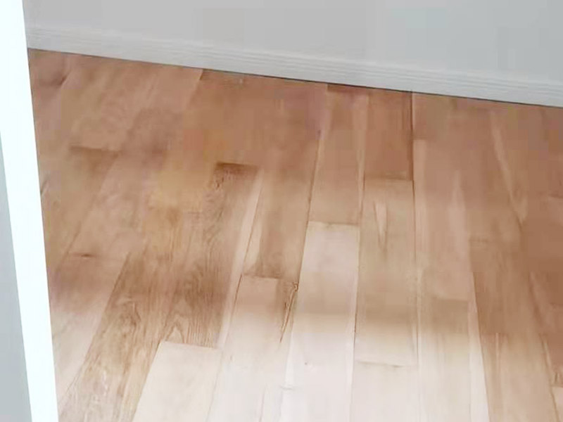 踢腳線安裝施工:一般踢腳線安裝是在墻面、地面、門(mén)套、窗套安裝好后進(jìn)行;若室內(nèi)是打制或定制家具，還需在不可移動(dòng)的大件家具弄好后才能安裝。室內(nèi)現(xiàn)場(chǎng)達(dá)到安裝踢腳線的條件后，對(duì)墻面上的灰塵做清潔處理，若有凹凸不平的墻面，一定要弄平整后再施工。 先測(cè)量墻面的長(zhǎng)度，確定踢腳線的裁切長(zhǎng)度。而切口為了不影響表面美觀，通常采用45&deg;斜切的方式，這樣兩邊踢腳線拼合在一起才能更緊密。 貼的時(shí)候，踢腳線要先從兩端開(kāi)始貼，這樣可保持高度一致。對(duì)于木質(zhì)、PVC踢腳線，需要鉆孔、打釘來(lái)貼。使用專(zhuān)用打孔工具來(lái)鉆孔。