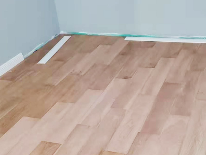 踢腳線安裝施工:一般踢腳線安裝是在墻面、地面、門(mén)套、窗套安裝好后進(jìn)行;若室內(nèi)是打制或定制家具，還需在不可移動(dòng)的大件家具弄好后才能安裝。室內(nèi)現(xiàn)場(chǎng)達(dá)到安裝踢腳線的條件后，對(duì)墻面上的灰塵做清潔處理，若有凹凸不平的墻面，一定要弄平整后再施工。 先測(cè)量墻面的長(zhǎng)度，確定踢腳線的裁切長(zhǎng)度。而切口為了不影響表面美觀，通常采用45&deg;斜切的方式，這樣兩邊踢腳線拼合在一起才能更緊密。 貼的時(shí)候，踢腳線要先從兩端開(kāi)始貼，這樣可保持高度一致。對(duì)于木質(zhì)、PVC踢腳線，需要鉆孔、打釘來(lái)貼。使用專(zhuān)用打孔工具來(lái)鉆孔。