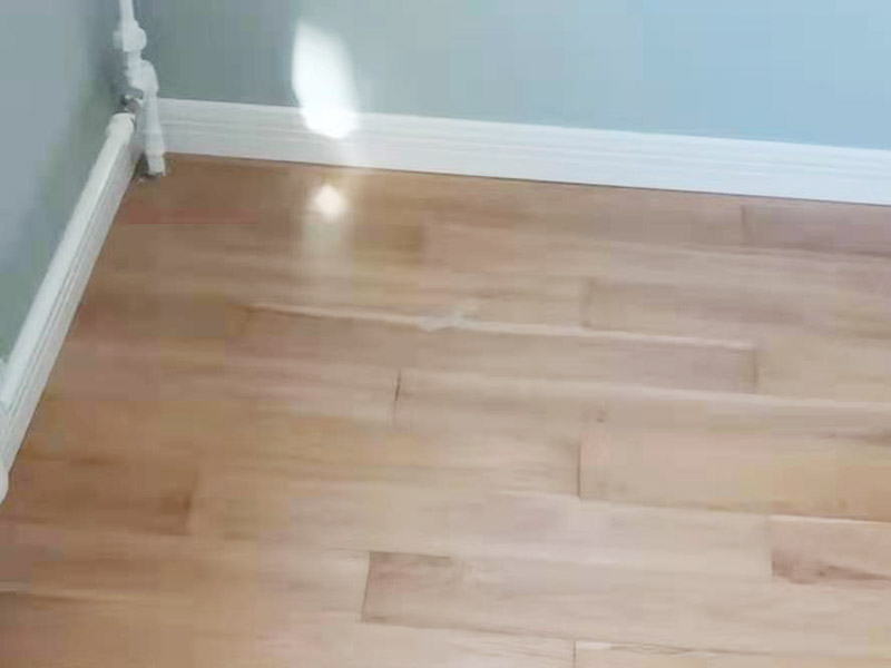 踢腳線安裝施工:一般踢腳線安裝是在墻面、地面、門(mén)套、窗套安裝好后進(jìn)行;若室內(nèi)是打制或定制家具，還需在不可移動(dòng)的大件家具弄好后才能安裝。室內(nèi)現(xiàn)場(chǎng)達(dá)到安裝踢腳線的條件后，對(duì)墻面上的灰塵做清潔處理，若有凹凸不平的墻面，一定要弄平整后再施工。 先測(cè)量墻面的長(zhǎng)度，確定踢腳線的裁切長(zhǎng)度。而切口為了不影響表面美觀，通常采用45&deg;斜切的方式，這樣兩邊踢腳線拼合在一起才能更緊密。 貼的時(shí)候，踢腳線要先從兩端開(kāi)始貼，這樣可保持高度一致。對(duì)于木質(zhì)、PVC踢腳線，需要鉆孔、打釘來(lái)貼。使用專(zhuān)用打孔工具來(lái)鉆孔。