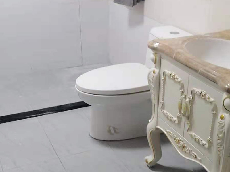 衛(wèi)生間馬桶安裝：第一步：先檢查地面下水口，看其里面是否有垃圾堆積，如果有我們一定要仔細的檢查并清理干凈。如果清理不好很可能會引起馬桶堵塞等問題。 第二步：將馬桶的出水管先試著安裝放上去，在馬桶的栓孔眼的地方用記號筆做上記號，然后再挪開馬桶。 第三步：在做好記號的地方開一個直接為1.5-2cm，高度為6cm的孔，然后用水泥將1cm的螺栓捻牢在孔洞里面。然后將馬桶放上去看其是否吻合，檢查好后移開馬桶。然后在馬桶出水管和下水管扣周圍涂上油灰，然后將螺栓孔對準捻好的螺栓，擺正擰好。