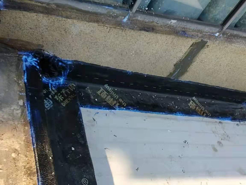 屋頂漏水怎么做？可以用耐候玻璃膠，或密封膠。一是利用玻璃房的坡度加大，將頂面雨水因勢利導(dǎo)的迅速排除；二是利用防水涂料堵塞玻璃桿件間的縫隙，要求無縫、無孔，以防止雨水滲漏。