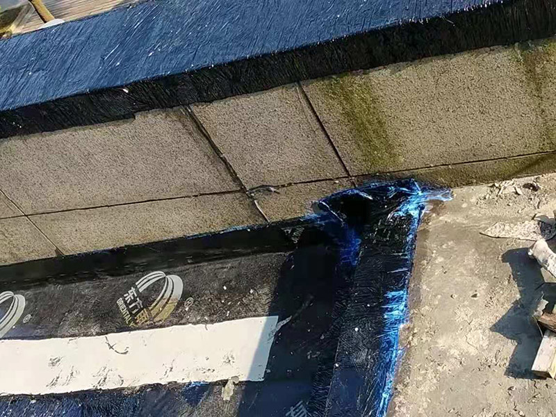 屋頂漏水怎么做？可以用耐候玻璃膠，或密封膠。一是利用玻璃房的坡度加大，將頂面雨水因勢利導(dǎo)的迅速排除；二是利用防水涂料堵塞玻璃桿件間的縫隙，要求無縫、無孔，以防止雨水滲漏。