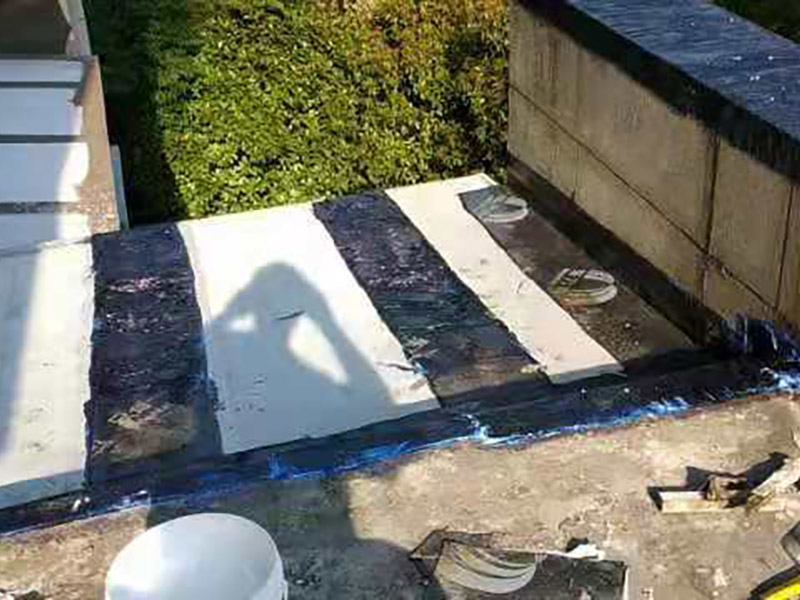 屋頂漏水怎么做？可以用耐候玻璃膠，或密封膠。一是利用玻璃房的坡度加大，將頂面雨水因勢利導(dǎo)的迅速排除；二是利用防水涂料堵塞玻璃桿件間的縫隙，要求無縫、無孔，以防止雨水滲漏。