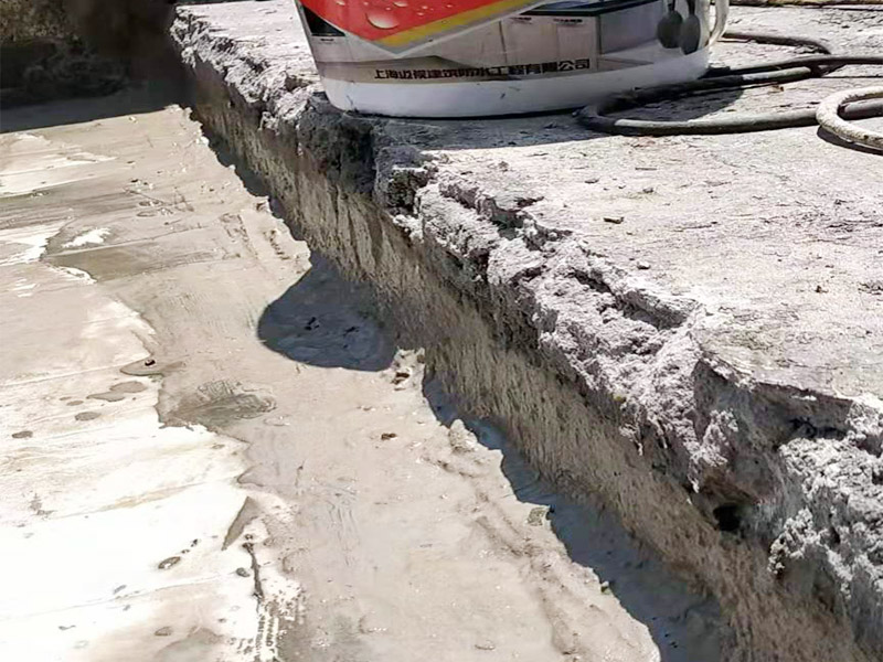 屋頂漏水怎么做？可以用耐候玻璃膠，或密封膠。一是利用玻璃房的坡度加大，將頂面雨水因勢利導(dǎo)的迅速排除；二是利用防水涂料堵塞玻璃桿件間的縫隙，要求無縫、無孔，以防止雨水滲漏。