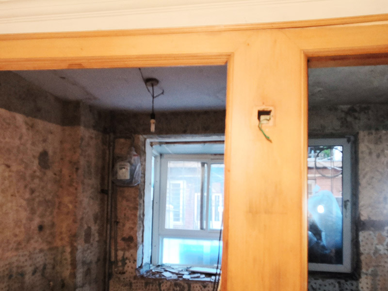 廚衛(wèi)改造施工：改造之前你需要將這些不滿意的地方進(jìn)行拆除，且拆除之后的垃圾也要及時(shí)清理，避免阻礙施工進(jìn)程。將不需要或是不滿意的地方進(jìn)行拆除后，留下的成品需要進(jìn)行施工保護(hù)，防止磕碰到，還可防止被上面的重物或是棱角碰壞。 水電改造可謂是改造衛(wèi)生間的重點(diǎn)，衛(wèi)生間原有的水電路管線往往有許多不合理的布局，所以在改造過(guò)程中要對(duì)原有的水電路進(jìn)行徹查，看是否存在銹蝕、老化等情況，若有，則需要更換新的電路、水路，如果線路良好，且沒(méi)有多大的問(wèn)題，則只需要添加刪減線路就可以了。同時(shí)在改造的時(shí)候最好能做到以后維修和保養(yǎng)都比較方便，然后將其做好隱蔽處理。 衛(wèi)生間墻面上要做大約30厘米的防水涂料，以防積水浸透墻面，且要保證涂刷厚度均勻，還需要處理好地面和墻面交界處的各類管件的涂刷。待防水處理完全確定后，等待地面干透就可以做后續(xù)的工程了。