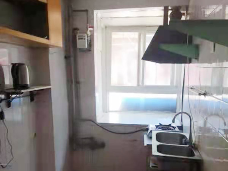 廚衛(wèi)改造施工：改造之前你需要將這些不滿意的地方進(jìn)行拆除，且拆除之后的垃圾也要及時(shí)清理，避免阻礙施工進(jìn)程。將不需要或是不滿意的地方進(jìn)行拆除后，留下的成品需要進(jìn)行施工保護(hù)，防止磕碰到，還可防止被上面的重物或是棱角碰壞。 水電改造可謂是改造衛(wèi)生間的重點(diǎn)，衛(wèi)生間原有的水電路管線往往有許多不合理的布局，所以在改造過(guò)程中要對(duì)原有的水電路進(jìn)行徹查，看是否存在銹蝕、老化等情況，若有，則需要更換新的電路、水路，如果線路良好，且沒(méi)有多大的問(wèn)題，則只需要添加刪減線路就可以了。同時(shí)在改造的時(shí)候最好能做到以后維修和保養(yǎng)都比較方便，然后將其做好隱蔽處理。 衛(wèi)生間墻面上要做大約30厘米的防水涂料，以防積水浸透墻面，且要保證涂刷厚度均勻，還需要處理好地面和墻面交界處的各類管件的涂刷。待防水處理完全確定后，等待地面干透就可以做后續(xù)的工程了。