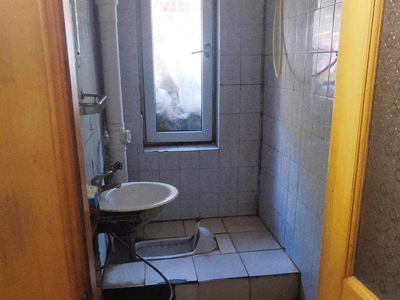 廚衛(wèi)改造施工：改造之前你需要將這些不滿意的地方進(jìn)行拆除，且拆除之后的垃圾也要及時(shí)清理，避免阻礙施工進(jìn)程。將不需要或是不滿意的地方進(jìn)行拆除后，留下的成品需要進(jìn)行施工保護(hù)，防止磕碰到，還可防止被上面的重物或是棱角碰壞。 水電改造可謂是改造衛(wèi)生間的重點(diǎn)，衛(wèi)生間原有的水電路管線往往有許多不合理的布局，所以在改造過(guò)程中要對(duì)原有的水電路進(jìn)行徹查，看是否存在銹蝕、老化等情況，若有，則需要更換新的電路、水路，如果線路良好，且沒(méi)有多大的問(wèn)題，則只需要添加刪減線路就可以了。同時(shí)在改造的時(shí)候最好能做到以后維修和保養(yǎng)都比較方便，然后將其做好隱蔽處理。 衛(wèi)生間墻面上要做大約30厘米的防水涂料，以防積水浸透墻面，且要保證涂刷厚度均勻，還需要處理好地面和墻面交界處的各類管件的涂刷。待防水處理完全確定后，等待地面干透就可以做后續(xù)的工程了。