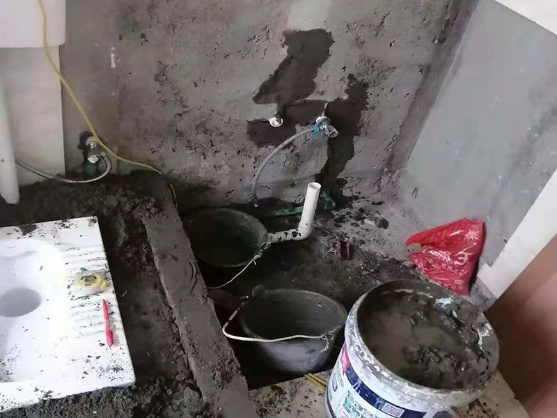 蹲便器安裝貼磚裝修：1.根據(jù)所安裝產(chǎn)品的排污口，在離墻適當(dāng)?shù)奈恢妙A(yù)留下水管道，同時確定下水管道入口距地平面的距離。 2.在地面下預(yù)留安裝蹲便器的凹坑深度大于便器的高度。 3.將連接膠塞放入蹲便器的進(jìn)水孔內(nèi)卡緊。在與蹲便器進(jìn)水孔接觸的外邊緣涂上一層玻璃膠或油灰，將進(jìn)水管插入膠塞進(jìn)水孔內(nèi)，使其與膠塞密封良好，以防漏水。 4.在蹲便器的出水口的邊緣涂上一層玻璃膠或油灰，放入下水管道的入口旋合，用焦渣或其它填充物將便器架設(shè)水平。 5.打開進(jìn)水系統(tǒng)，檢查各接合處有無漏水情況，若出現(xiàn)漏水，則要檢查各接合處的情況。直至問題解決。 6.檢查各接合處無漏水情況后，用填充物將便器周圍填實(shí)，同時陶瓷與水泥砂漿的接觸面填上 1cm 以上的瀝青或油氈等彈性材料。 7.用水泥砂漿將蹲便器固定在水平面內(nèi)，平穩(wěn)、牢固后，然后在水泥面上鋪貼衛(wèi)生間地磚。 8.試沖水，若無異常即可使用。