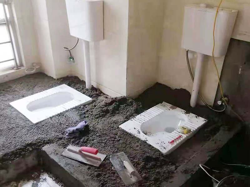 蹲便器安裝貼磚裝修：1.根據(jù)所安裝產(chǎn)品的排污口，在離墻適當(dāng)?shù)奈恢妙A(yù)留下水管道，同時確定下水管道入口距地平面的距離。 2.在地面下預(yù)留安裝蹲便器的凹坑深度大于便器的高度。 3.將連接膠塞放入蹲便器的進(jìn)水孔內(nèi)卡緊。在與蹲便器進(jìn)水孔接觸的外邊緣涂上一層玻璃膠或油灰，將進(jìn)水管插入膠塞進(jìn)水孔內(nèi)，使其與膠塞密封良好，以防漏水。 4.在蹲便器的出水口的邊緣涂上一層玻璃膠或油灰，放入下水管道的入口旋合，用焦渣或其它填充物將便器架設(shè)水平。 5.打開進(jìn)水系統(tǒng)，檢查各接合處有無漏水情況，若出現(xiàn)漏水，則要檢查各接合處的情況。直至問題解決。 6.檢查各接合處無漏水情況后，用填充物將便器周圍填實(shí)，同時陶瓷與水泥砂漿的接觸面填上 1cm 以上的瀝青或油氈等彈性材料。 7.用水泥砂漿將蹲便器固定在水平面內(nèi)，平穩(wěn)、牢固后，然后在水泥面上鋪貼衛(wèi)生間地磚。 8.試沖水，若無異常即可使用。