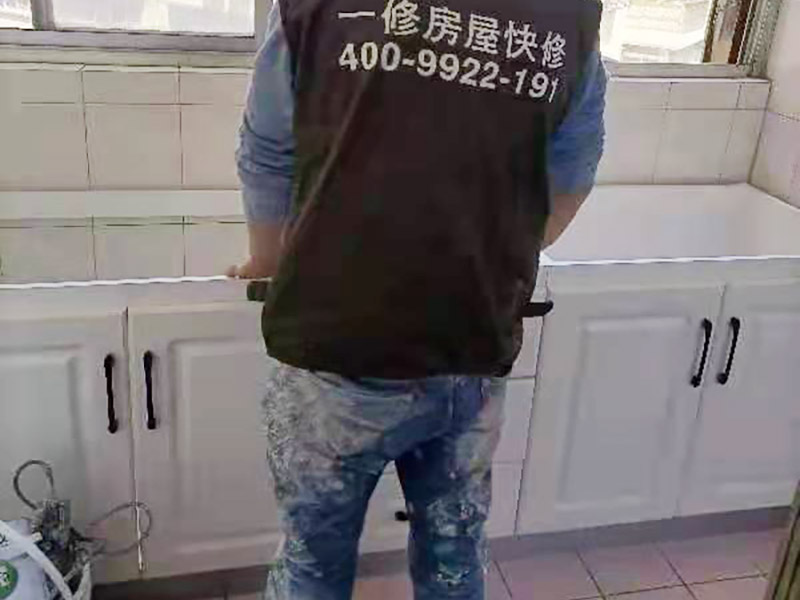 舊櫥柜更換安裝：櫥柜安裝一般先從地柜開(kāi)始。把櫥柜外包裝拆開(kāi)后。在櫥柜的邊緣貼上防火膜封邊。在下柜底部安裝上支腳，根據(jù)地面水平高度調(diào)整櫥柜。 櫥柜安裝需要找出基準(zhǔn)點(diǎn)，L型廚房從直角處向兩邊延伸，U型廚房則先將中間的一字型柜體放整齊后，再?gòu)膬蓚€(gè)直角處向兩邊站看，這樣可以避免出現(xiàn)縫隙。 櫥柜框架安裝牢固定位后，需要在櫥柜背面。一般安裝下水都會(huì)現(xiàn)場(chǎng)開(kāi)孔，工人會(huì)用專(zhuān)業(yè)的打孔器按照管道大小進(jìn)行打孔，打孔的直徑應(yīng)比管道大3-4毫米，并且打孔后要將開(kāi)孔部分用密封條封邊，防止邊緣滲水木材變形。把打好孔的背板根據(jù)櫥柜位置，依次封裝進(jìn)去。接下去就是安裝吊柜了。同下柜一樣，吊柜也需要根據(jù)需要現(xiàn)場(chǎng)打孔，比如脫排油煙機(jī)的排煙管的孔位。