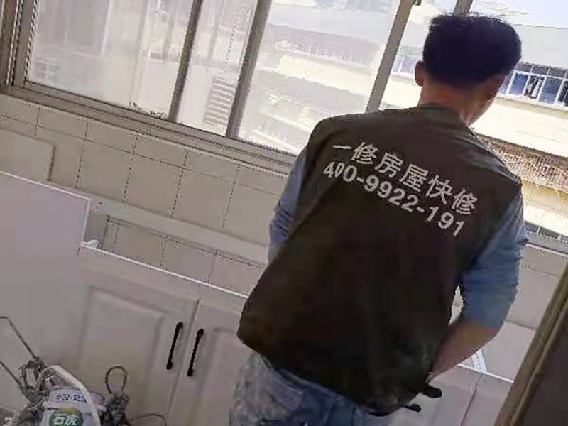 舊櫥柜更換安裝：櫥柜安裝一般先從地柜開(kāi)始。把櫥柜外包裝拆開(kāi)后。在櫥柜的邊緣貼上防火膜封邊。在下柜底部安裝上支腳，根據(jù)地面水平高度調(diào)整櫥柜。 櫥柜安裝需要找出基準(zhǔn)點(diǎn)，L型廚房從直角處向兩邊延伸，U型廚房則先將中間的一字型柜體放整齊后，再?gòu)膬蓚€(gè)直角處向兩邊站看，這樣可以避免出現(xiàn)縫隙。 櫥柜框架安裝牢固定位后，需要在櫥柜背面。一般安裝下水都會(huì)現(xiàn)場(chǎng)開(kāi)孔，工人會(huì)用專(zhuān)業(yè)的打孔器按照管道大小進(jìn)行打孔，打孔的直徑應(yīng)比管道大3-4毫米，并且打孔后要將開(kāi)孔部分用密封條封邊，防止邊緣滲水木材變形。把打好孔的背板根據(jù)櫥柜位置，依次封裝進(jìn)去。接下去就是安裝吊柜了。同下柜一樣，吊柜也需要根據(jù)需要現(xiàn)場(chǎng)打孔，比如脫排油煙機(jī)的排煙管的孔位。