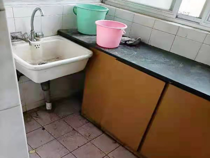 舊櫥柜更換安裝：櫥柜安裝一般先從地柜開(kāi)始。把櫥柜外包裝拆開(kāi)后。在櫥柜的邊緣貼上防火膜封邊。在下柜底部安裝上支腳，根據(jù)地面水平高度調(diào)整櫥柜。 櫥柜安裝需要找出基準(zhǔn)點(diǎn)，L型廚房從直角處向兩邊延伸，U型廚房則先將中間的一字型柜體放整齊后，再?gòu)膬蓚€(gè)直角處向兩邊站看，這樣可以避免出現(xiàn)縫隙。 櫥柜框架安裝牢固定位后，需要在櫥柜背面。一般安裝下水都會(huì)現(xiàn)場(chǎng)開(kāi)孔，工人會(huì)用專(zhuān)業(yè)的打孔器按照管道大小進(jìn)行打孔，打孔的直徑應(yīng)比管道大3-4毫米，并且打孔后要將開(kāi)孔部分用密封條封邊，防止邊緣滲水木材變形。把打好孔的背板根據(jù)櫥柜位置，依次封裝進(jìn)去。接下去就是安裝吊柜了。同下柜一樣，吊柜也需要根據(jù)需要現(xiàn)場(chǎng)打孔，比如脫排油煙機(jī)的排煙管的孔位。