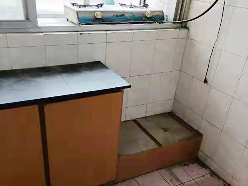 舊櫥柜更換安裝：櫥柜安裝一般先從地柜開(kāi)始。把櫥柜外包裝拆開(kāi)后。在櫥柜的邊緣貼上防火膜封邊。在下柜底部安裝上支腳，根據(jù)地面水平高度調(diào)整櫥柜。 櫥柜安裝需要找出基準(zhǔn)點(diǎn)，L型廚房從直角處向兩邊延伸，U型廚房則先將中間的一字型柜體放整齊后，再?gòu)膬蓚€(gè)直角處向兩邊站看，這樣可以避免出現(xiàn)縫隙。 櫥柜框架安裝牢固定位后，需要在櫥柜背面。一般安裝下水都會(huì)現(xiàn)場(chǎng)開(kāi)孔，工人會(huì)用專(zhuān)業(yè)的打孔器按照管道大小進(jìn)行打孔，打孔的直徑應(yīng)比管道大3-4毫米，并且打孔后要將開(kāi)孔部分用密封條封邊，防止邊緣滲水木材變形。把打好孔的背板根據(jù)櫥柜位置，依次封裝進(jìn)去。接下去就是安裝吊柜了。同下柜一樣，吊柜也需要根據(jù)需要現(xiàn)場(chǎng)打孔，比如脫排油煙機(jī)的排煙管的孔位。