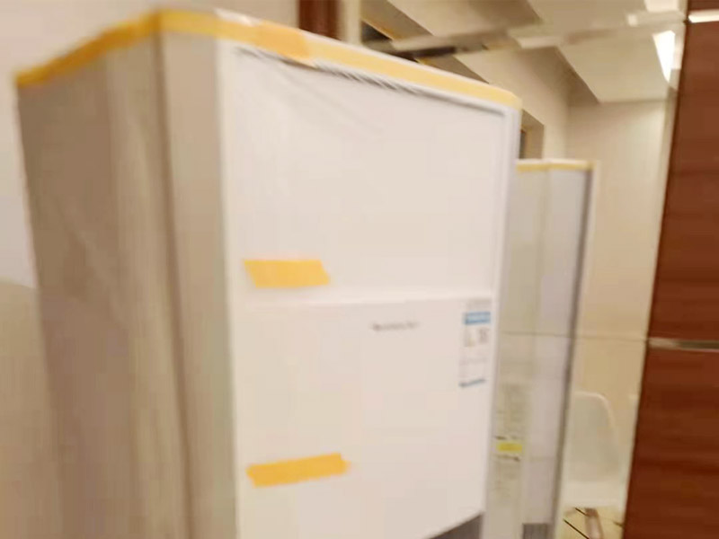 家電窗戶成品保護(hù)：地磚、地面石材保護(hù)方式：滿鋪成品瓦楞紙板，再用干凈彩條布滿鋪在普通石膏板上，在彩條布交接處及轉(zhuǎn)角處用膠帶固定，也可選用木芯板或三夾板。材料選用視上人、車情況而定。 開關(guān)插座的保護(hù)方式：用美紋紙滿包或采用透明塑料蓋保護(hù)。 門套的保護(hù)方式：用原門框保護(hù)膜，或者多層板或密度板，報(bào)紙，美紋紙保護(hù)。 玻璃鏡子的保護(hù)方式：塑料氣泡膜滿貼，用美紋紙進(jìn)行粘貼固定保護(hù)。