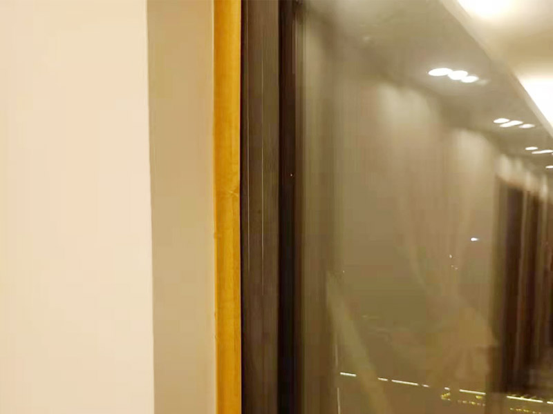 家電窗戶成品保護(hù)：地磚、地面石材保護(hù)方式：滿鋪成品瓦楞紙板，再用干凈彩條布滿鋪在普通石膏板上，在彩條布交接處及轉(zhuǎn)角處用膠帶固定，也可選用木芯板或三夾板。材料選用視上人、車情況而定。 開關(guān)插座的保護(hù)方式：用美紋紙滿包或采用透明塑料蓋保護(hù)。 門套的保護(hù)方式：用原門框保護(hù)膜，或者多層板或密度板，報(bào)紙，美紋紙保護(hù)。 玻璃鏡子的保護(hù)方式：塑料氣泡膜滿貼，用美紋紙進(jìn)行粘貼固定保護(hù)。