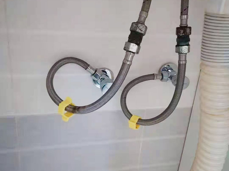 局部改造維修：衛(wèi)生間改造中水電的改造尤為重要且需要最早開始著手，由于會涉及到浴霸采暖、燈光的線路走向、水管的入墻等問題，所以在改造之前需制定一個詳細的水電走向設計，從而提高安全質(zhì)量以及滿足裝修業(yè)主們生活的需要。 其次就是需要對其做相應的防水處理。因為在日常的家庭中，衛(wèi)生間的水是處處可見的，非常潮濕。衛(wèi)生間內(nèi)的防水涂料是由地面延伸到墻面的，涂刷過程中精良的保證厚度均勻。還需要處理好地面和墻面交界處的各類管件的涂刷。待防水處理完全確定后，等待地面干透就可以做后續(xù)的工程了。 接下來就是貼瓷磚了。衛(wèi)生間改造中貼瓷磚不僅僅會有裝飾作用還能加強墻面和地面的防水效果。 衛(wèi)生間改造中一般都需要做吊頂處理，當然，美觀的同時作為淋浴的場所防水等方面也需要注意