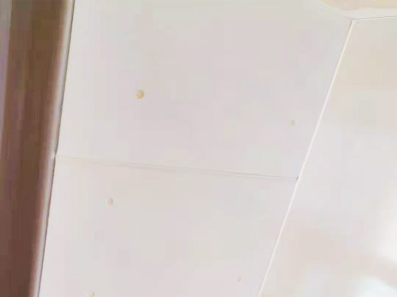 局部改造維修：衛(wèi)生間改造中水電的改造尤為重要且需要最早開始著手，由于會涉及到浴霸采暖、燈光的線路走向、水管的入墻等問題，所以在改造之前需制定一個詳細的水電走向設計，從而提高安全質(zhì)量以及滿足裝修業(yè)主們生活的需要。 其次就是需要對其做相應的防水處理。因為在日常的家庭中，衛(wèi)生間的水是處處可見的，非常潮濕。衛(wèi)生間內(nèi)的防水涂料是由地面延伸到墻面的，涂刷過程中精良的保證厚度均勻。還需要處理好地面和墻面交界處的各類管件的涂刷。待防水處理完全確定后，等待地面干透就可以做后續(xù)的工程了。 接下來就是貼瓷磚了。衛(wèi)生間改造中貼瓷磚不僅僅會有裝飾作用還能加強墻面和地面的防水效果。 衛(wèi)生間改造中一般都需要做吊頂處理，當然，美觀的同時作為淋浴的場所防水等方面也需要注意