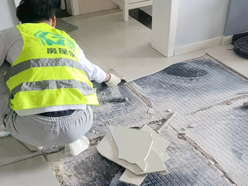 客廳地磚起翹修復(fù)：將油灰刀的邊緣滑入松散的瓷磚與其旁邊的瓷磚之間的接縫中。撬起瓷磚并將其移除。用金屬刮刀或小的撬桿的平坦邊緣刮掉基材和瓷磚背面的稀釋劑或瓷磚粘合劑。用相同的工具刮擦周圍空間的舊水泥漿。用清水沖洗除去翹起的瓷磚，然后用濕海綿擦拭，使其干凈。將砂漿抹在缺口邊緣上，然后將稀釋水泥砂漿抹在瓷磚的背面，將瓷磚鋪回原位。如果難以將瓷磚平整，則將瓷磚墊片插入接縫或修補物與包圍它的瓷磚之間的接縫或接縫中。刮掉多余的漿液，并讓該區(qū)域靜置約10分鐘。用水蘸軟海綿，然后輕輕擦拭修復(fù)區(qū)域。瓷磚上出現(xiàn)一層干粉后，請用干抹布擦拭。