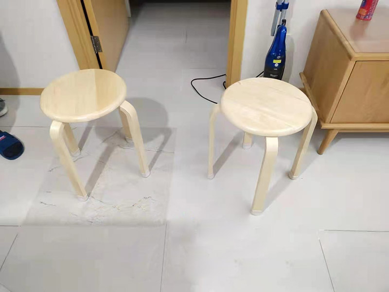 客廳地磚起翹修復(fù)：將油灰刀的邊緣滑入松散的瓷磚與其旁邊的瓷磚之間的接縫中。撬起瓷磚并將其移除。用金屬刮刀或小的撬桿的平坦邊緣刮掉基材和瓷磚背面的稀釋劑或瓷磚粘合劑。用相同的工具刮擦周圍空間的舊水泥漿。用清水沖洗除去翹起的瓷磚，然后用濕海綿擦拭，使其干凈。將砂漿抹在缺口邊緣上，然后將稀釋水泥砂漿抹在瓷磚的背面，將瓷磚鋪回原位。如果難以將瓷磚平整，則將瓷磚墊片插入接縫或修補物與包圍它的瓷磚之間的接縫或接縫中。刮掉多余的漿液，并讓該區(qū)域靜置約10分鐘。用水蘸軟海綿，然后輕輕擦拭修復(fù)區(qū)域。瓷磚上出現(xiàn)一層干粉后，請用干抹布擦拭。