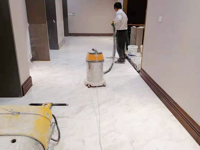 酒店走廊打磨翻新：瓷磚在經(jīng)過歲月洗禮之后，表面容易積水垢、油污，尤其縫里污漬特別多。所以在清洗瓷磚時，建議使用去污膏對表面進行一個徹底清洗。處理瓷磚縫隙的話，可以用牙刷沾著去污膏然后刷去。最后再用清水清理一遍，擦干即可。如果效果不滿意的話，還可以使用拋光打磨機對瓷磚進行打磨，雖然可以讓瓷磚恢復透亮，但對圖案紋理的完整性有一定的影響。