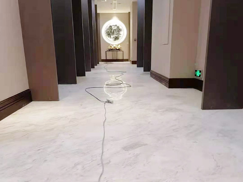 酒店走廊打磨翻新：瓷磚在經(jīng)過歲月洗禮之后，表面容易積水垢、油污，尤其縫里污漬特別多。所以在清洗瓷磚時，建議使用去污膏對表面進行一個徹底清洗。處理瓷磚縫隙的話，可以用牙刷沾著去污膏然后刷去。最后再用清水清理一遍，擦干即可。如果效果不滿意的話，還可以使用拋光打磨機對瓷磚進行打磨，雖然可以讓瓷磚恢復透亮，但對圖案紋理的完整性有一定的影響。