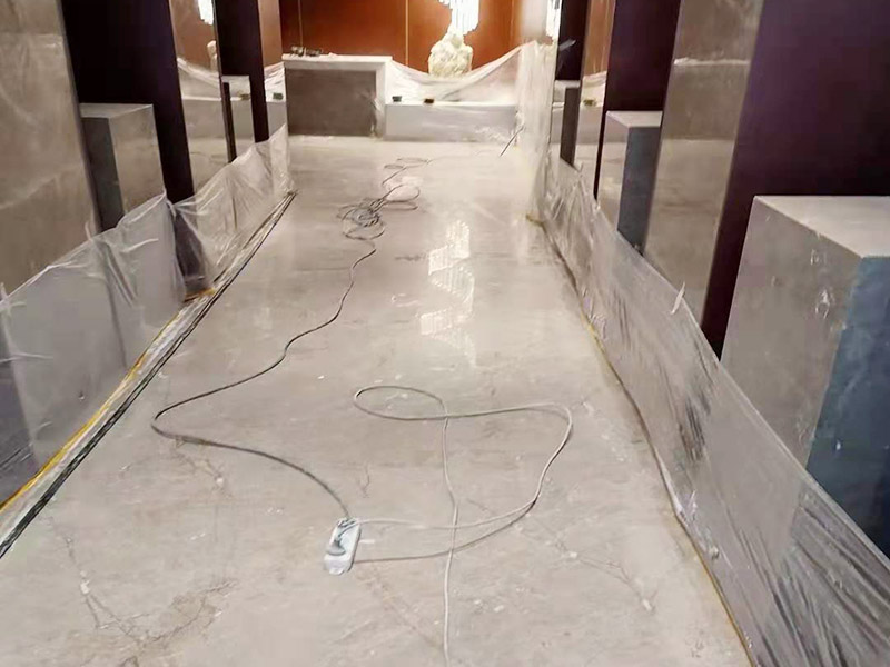 酒店走廊打磨翻新：瓷磚在經(jīng)過歲月洗禮之后，表面容易積水垢、油污，尤其縫里污漬特別多。所以在清洗瓷磚時，建議使用去污膏對表面進行一個徹底清洗。處理瓷磚縫隙的話，可以用牙刷沾著去污膏然后刷去。最后再用清水清理一遍，擦干即可。如果效果不滿意的話，還可以使用拋光打磨機對瓷磚進行打磨，雖然可以讓瓷磚恢復透亮，但對圖案紋理的完整性有一定的影響。