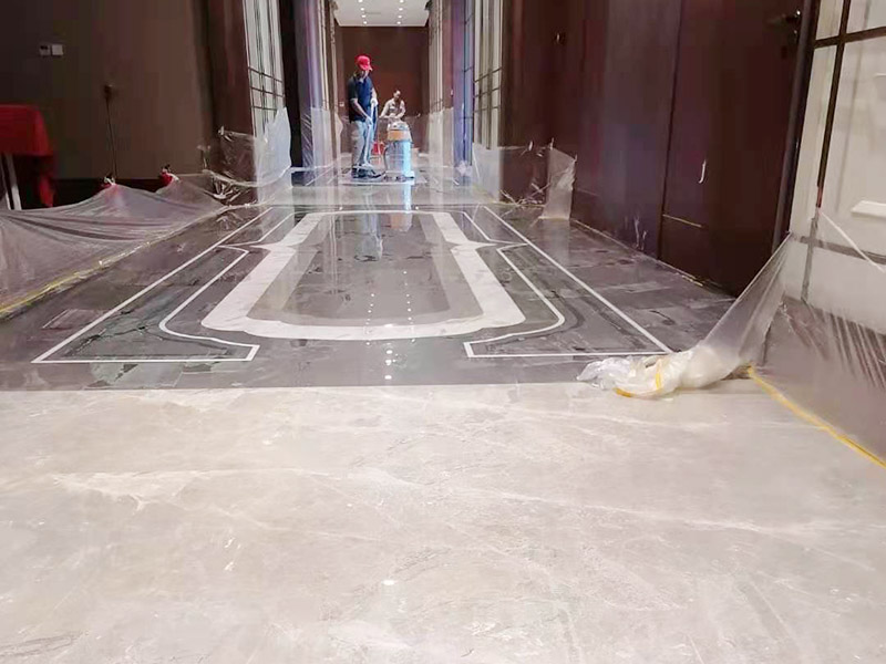 酒店走廊打磨翻新：瓷磚在經(jīng)過歲月洗禮之后，表面容易積水垢、油污，尤其縫里污漬特別多。所以在清洗瓷磚時，建議使用去污膏對表面進行一個徹底清洗。處理瓷磚縫隙的話，可以用牙刷沾著去污膏然后刷去。最后再用清水清理一遍，擦干即可。如果效果不滿意的話，還可以使用拋光打磨機對瓷磚進行打磨，雖然可以讓瓷磚恢復透亮，但對圖案紋理的完整性有一定的影響。