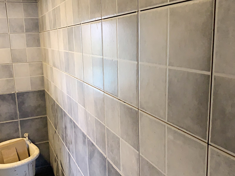 衛(wèi)生間墻磚鋪貼：首先應(yīng)除去基層表面的污垢，油漬，浮灰;除去基層上所有涂料層，膩?zhàn)訉?如果基層未能達(dá)到平整度要求，需對(duì)基層進(jìn)行預(yù)先的找平處理。鋪貼瓷磚前需事先找好垂直線，以此為基準(zhǔn)鋪貼的瓷磚高低均勻、垂直美觀;此外，施工前在墻體四周需彈出標(biāo)高控制線，在地面彈出十字線，以控制地磚分隔尺寸。調(diào)制粘結(jié)劑：加水后將粘結(jié)劑漿料攪拌至潤(rùn)滑均勻，無(wú)明顯塊狀或糊狀結(jié)塊，攪拌后的漿料靜置5-10分鐘后再稍加攪拌1-2分鐘即可使用。 將瓷磚平整地鋪貼在基層上，使用橡膠錘將瓷磚拍實(shí)鋪平。施工過(guò)程中，可小幅度轉(zhuǎn)動(dòng)瓷磚，使?jié){料與瓷磚背面充分接觸。