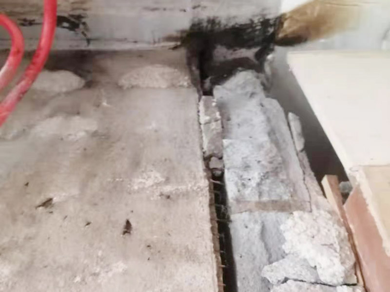 煙道維修施工：煙道一般是這樣的，倒樓板的時候，會在煙道位置留一個孔，要求混凝土返上30CM，防止?jié)B水，但大多數(shù)是沒有的，只會在這個孔周圍砌磚。也可換用成品煙道進行替換?！煹朗菑U氣和煙霧排放的管狀裝置，住宅煙道是指用于排除廚房煙氣或衛(wèi)生間廢氣的豎向管道制品，也稱排風道、通風道、住宅排氣道。