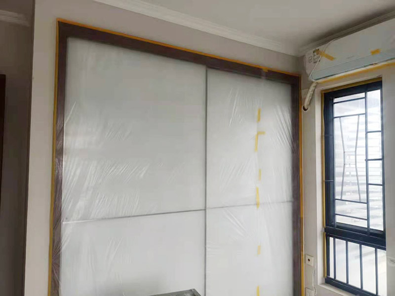 墻面家具成品保護：裝修工程成品保護包括玻璃幕墻、鋁合金成品保護、電訊通訊成品保護、木門成品保護，地面、墻面成品保護，水電成品保護，消防人防設(shè)備成品保護，通風(fēng)空調(diào)專業(yè)成品保護，吊頂成品保護以及石材成品保護。