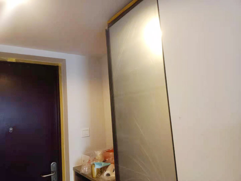 墻面家具成品保護：裝修工程成品保護包括玻璃幕墻、鋁合金成品保護、電訊通訊成品保護、木門成品保護，地面、墻面成品保護，水電成品保護，消防人防設(shè)備成品保護，通風(fēng)空調(diào)專業(yè)成品保護，吊頂成品保護以及石材成品保護。