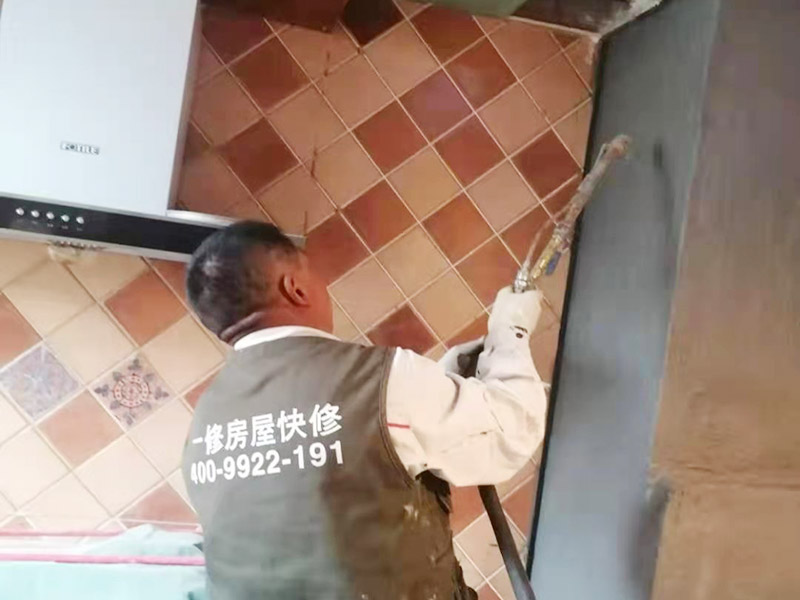 廚房墻面局部防水修復(fù):基面處理是防水施工的關(guān)鍵，施工前須清理基面，以確保其堅固、平整、干凈，無灰塵、油膩、蠟、脫模劑等以及其它碎屑物質(zhì)，如有孔隙、裂縫等缺陷的，須預(yù)先用水泥砂漿修補抹平，陰陽角處應(yīng)抹成圓弧形。保持基面濕潤當(dāng)無水。涂刷時力度均勻，注意不要漏刷；前后兩遍涂刷時保持垂直相交的角度，以充分覆蓋到位；單次涂刷不宜過厚，特別是管口和轉(zhuǎn)角處，不能超過1mm，防止干固后產(chǎn)生裂縫。施工24時后建議用濕布覆蓋涂層或噴霧灑水對涂層進行養(yǎng)護，在完全干固前須禁止踩踏、雨水、暴曬、尖銳損傷，特別是在后期安裝潔具時要特別注意不要破壞防水層。