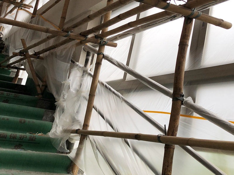 腳手架搭建安裝：腳手架外側(cè)防護(hù)必須使用合格的密目式安全網(wǎng)封閉，架體陰陽轉(zhuǎn)角處應(yīng)設(shè)置4根立桿，大橫桿應(yīng)連通封閉。主節(jié)點(diǎn)處必須設(shè)置縱橫向水平桿，立桿除頂層頂部外必須采用對(duì)接，大橫桿在架體轉(zhuǎn)角外可以搭接，剪刀撐必須搭接。剪刀撐、連墻件必須隨外腳手架同步搭設(shè)、同步拆除，嚴(yán)禁后搭或先拆。落地式腳手架搭設(shè)高度不宜超過35m，高度在35～50m時(shí)必須采取卸荷措施，高度大于50m時(shí)必須采取卸荷措施。