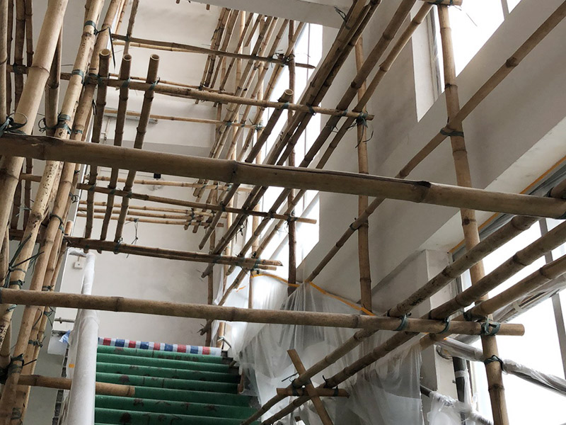 腳手架搭建安裝：腳手架外側(cè)防護(hù)必須使用合格的密目式安全網(wǎng)封閉，架體陰陽轉(zhuǎn)角處應(yīng)設(shè)置4根立桿，大橫桿應(yīng)連通封閉。主節(jié)點(diǎn)處必須設(shè)置縱橫向水平桿，立桿除頂層頂部外必須采用對(duì)接，大橫桿在架體轉(zhuǎn)角外可以搭接，剪刀撐必須搭接。剪刀撐、連墻件必須隨外腳手架同步搭設(shè)、同步拆除，嚴(yán)禁后搭或先拆。落地式腳手架搭設(shè)高度不宜超過35m，高度在35～50m時(shí)必須采取卸荷措施，高度大于50m時(shí)必須采取卸荷措施。