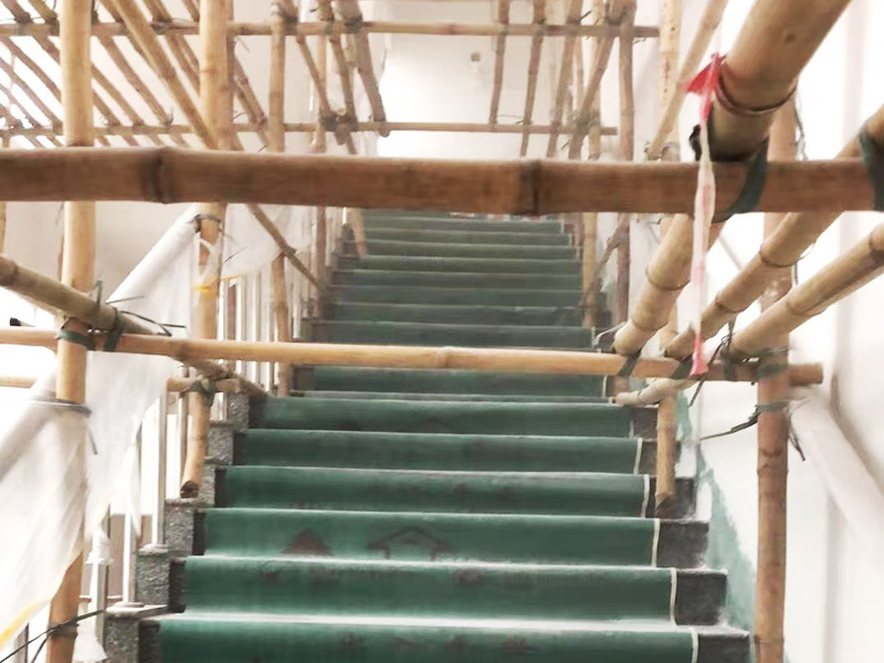 腳手架搭建安裝：腳手架外側(cè)防護(hù)必須使用合格的密目式安全網(wǎng)封閉，架體陰陽轉(zhuǎn)角處應(yīng)設(shè)置4根立桿，大橫桿應(yīng)連通封閉。主節(jié)點(diǎn)處必須設(shè)置縱橫向水平桿，立桿除頂層頂部外必須采用對(duì)接，大橫桿在架體轉(zhuǎn)角外可以搭接，剪刀撐必須搭接。剪刀撐、連墻件必須隨外腳手架同步搭設(shè)、同步拆除，嚴(yán)禁后搭或先拆。落地式腳手架搭設(shè)高度不宜超過35m，高度在35～50m時(shí)必須采取卸荷措施，高度大于50m時(shí)必須采取卸荷措施。