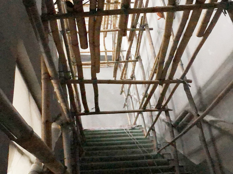 腳手架搭建安裝：腳手架外側(cè)防護(hù)必須使用合格的密目式安全網(wǎng)封閉，架體陰陽轉(zhuǎn)角處應(yīng)設(shè)置4根立桿，大橫桿應(yīng)連通封閉。主節(jié)點(diǎn)處必須設(shè)置縱橫向水平桿，立桿除頂層頂部外必須采用對(duì)接，大橫桿在架體轉(zhuǎn)角外可以搭接，剪刀撐必須搭接。剪刀撐、連墻件必須隨外腳手架同步搭設(shè)、同步拆除，嚴(yán)禁后搭或先拆。落地式腳手架搭設(shè)高度不宜超過35m，高度在35～50m時(shí)必須采取卸荷措施，高度大于50m時(shí)必須采取卸荷措施。