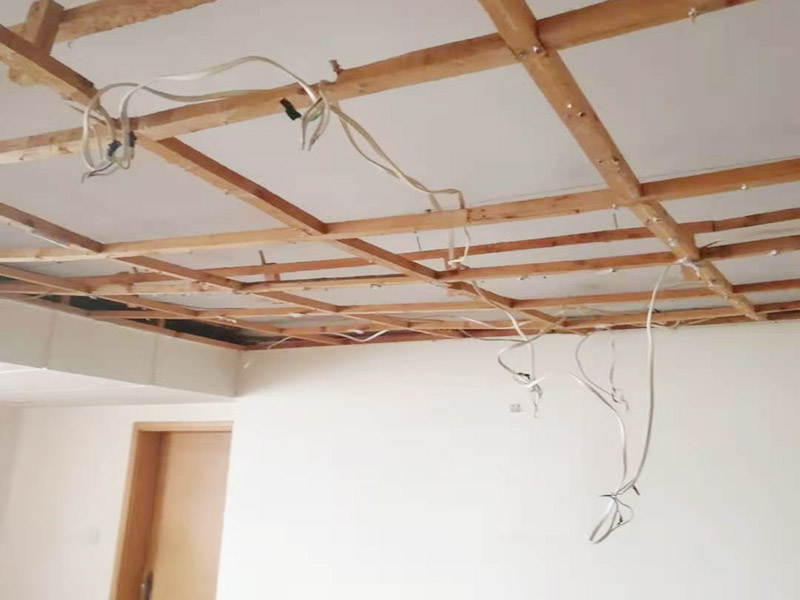 吊頂維修安裝：進行吊頂高度的精確測量，都是裝修吊頂?shù)牧鞒讨信旁谑孜坏牟襟E。具體的操作方法就是先準(zhǔn)備好一個卷尺，然后標(biāo)清楚所在房屋的高水平線，以豎向測量的方式，來確認標(biāo)高，繼而用彈線把龍骨從頂板的位置彈出來，完成這一步后，不要忘了用這種方法在墻壁的位置確定頂棚區(qū)域的標(biāo)高水平線。做好了樓層和墻壁等處需要標(biāo)高之后，裝修吊頂?shù)牧鞒痰南乱画h(huán)節(jié)就是主龍骨吊桿的安裝了。