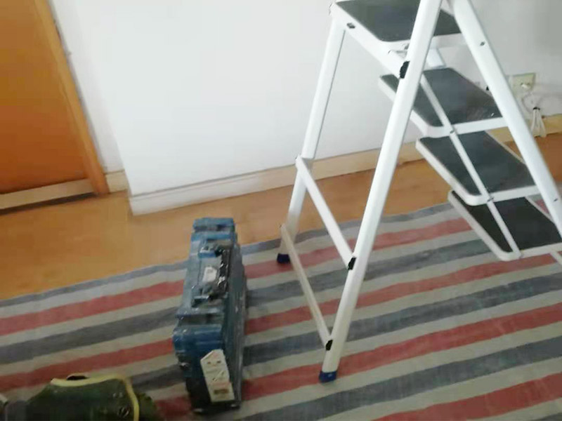 吊頂維修安裝：進行吊頂高度的精確測量，都是裝修吊頂?shù)牧鞒讨信旁谑孜坏牟襟E。具體的操作方法就是先準(zhǔn)備好一個卷尺，然后標(biāo)清楚所在房屋的高水平線，以豎向測量的方式，來確認標(biāo)高，繼而用彈線把龍骨從頂板的位置彈出來，完成這一步后，不要忘了用這種方法在墻壁的位置確定頂棚區(qū)域的標(biāo)高水平線。做好了樓層和墻壁等處需要標(biāo)高之后，裝修吊頂?shù)牧鞒痰南乱画h(huán)節(jié)就是主龍骨吊桿的安裝了。