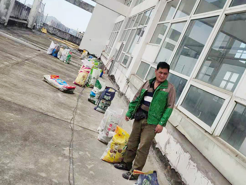 屋頂鏟除建渣裝袋：涂膜防水層依附于基層，基層質(zhì)量好壞，直接影響防水涂膜的質(zhì)量。因而在涂膜施工前，應(yīng)對基層進行認真的檢查和必要的處理，使之達到涂膜施工的要求。涂料的涂布應(yīng)采取&ldquo;先高后低、先遠后近、先立面后平面&rdquo;的施工順序。同一屋面上先涂布排水比較集中的水落口、天溝、檐口等節(jié)點部位，再進行大面積的涂布。