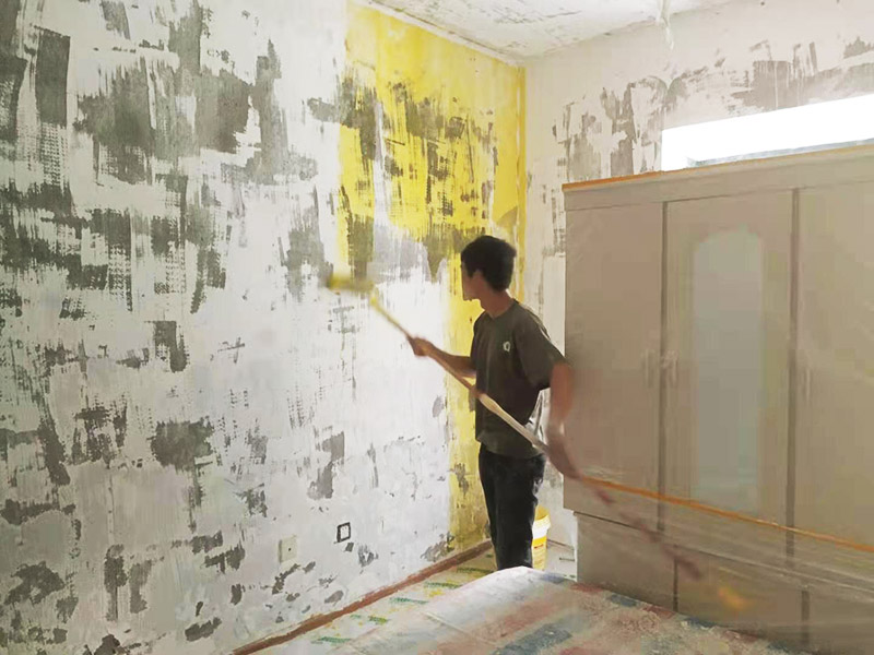 墻面基層刷墻固：什么是墻固？墻固是墻面固化膠，是用在水泥酥松的墻面上的起固定水泥砂漿防止水泥砂漿墻面掉渣的。墻固外觀大都為乳白色膠液狀，產(chǎn)品有多種顏色，主要以綠色、藍色為主，涂刷色彩分布均勻，遮蓋力強，干燥后不掉粉，不掉色，可隨意清掃。