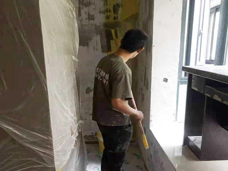 墻面基層刷墻固：什么是墻固？墻固是墻面固化膠，是用在水泥酥松的墻面上的起固定水泥砂漿防止水泥砂漿墻面掉渣的。墻固外觀大都為乳白色膠液狀，產(chǎn)品有多種顏色，主要以綠色、藍色為主，涂刷色彩分布均勻，遮蓋力強，干燥后不掉粉，不掉色，可隨意清掃。