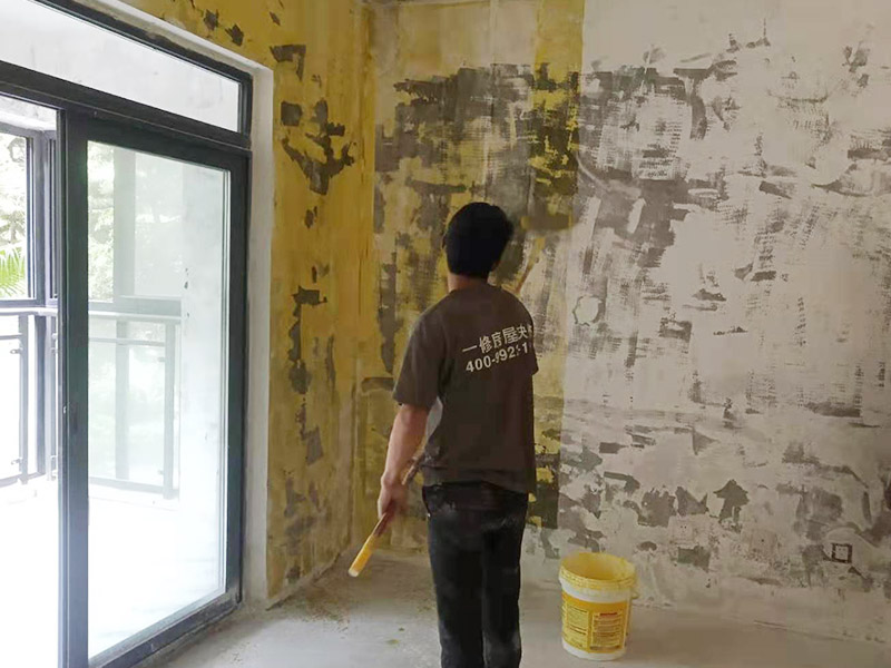 墻面基層刷墻固：什么是墻固？墻固是墻面固化膠，是用在水泥酥松的墻面上的起固定水泥砂漿防止水泥砂漿墻面掉渣的。墻固外觀大都為乳白色膠液狀，產(chǎn)品有多種顏色，主要以綠色、藍色為主，涂刷色彩分布均勻，遮蓋力強，干燥后不掉粉，不掉色，可隨意清掃。