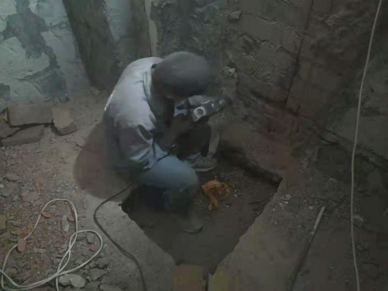 墻面水電開槽維修：施工方法、先彈線，再開槽。管路開槽按要求必須是平行線與垂直線。須平行走線的管路一律控制在60-90厘米高(從地面算起)，有水龍頭的管路必須垂直。深度控制在4厘米。線槽開好后施工負(fù)責(zé)人記好開槽管路尺寸、位置。方便以后潔具安裝時(shí)知道管路的位置。