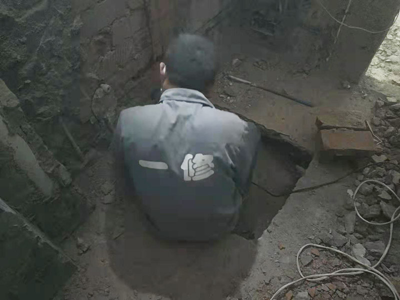 墻面水電開槽維修：施工方法、先彈線，再開槽。管路開槽按要求必須是平行線與垂直線。須平行走線的管路一律控制在60-90厘米高(從地面算起)，有水龍頭的管路必須垂直。深度控制在4厘米。線槽開好后施工負(fù)責(zé)人記好開槽管路尺寸、位置。方便以后潔具安裝時(shí)知道管路的位置。