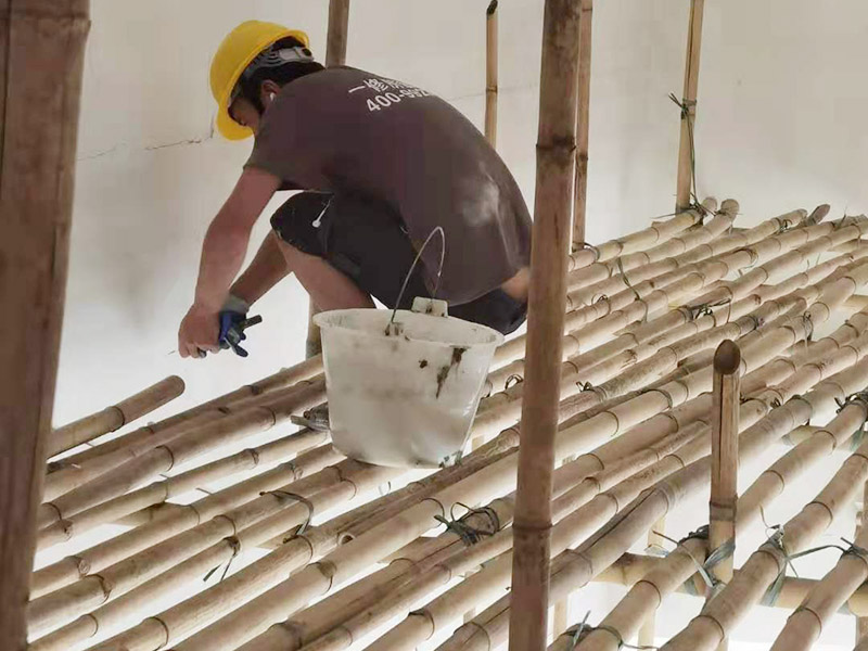 墻面修補(bǔ)噴漆：處理墻面時(shí)會(huì)有粉塵，而且難免會(huì)有膩?zhàn)?、涂料或其他膠水滴落，所以一定要提前做好對(duì)房間內(nèi)已有裝修成品的保護(hù)工作。確保墻面堅(jiān)實(shí)、平整，用地板鏟或其他工具清理墻面，使水泥墻面盡量無(wú)浮土、浮沉。在墻面輥一遍混凝土界面劑，盡量均勻，待其干燥后（一般在2小時(shí)以上），特別提醒，如選用紅吉慶膩?zhàn)臃?，?qǐng)不要刷界面劑，選擇墻錮效果會(huì)好些，就可以做陰陽(yáng)角的找直了。 刮膩?zhàn)?陰陽(yáng)角找直，底層找平，后就要刮膩?zhàn)恿?，現(xiàn)在毛坯房的平整度都不好，應(yīng)刮三遍膩?zhàn)?，每遍膩?zhàn)討?yīng)徹底干透再進(jìn)行刮下一遍（表干以后）。清理打磨后的膩?zhàn)颖砻? width=