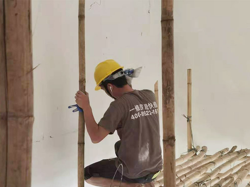 墻面修補(bǔ)噴漆：處理墻面時(shí)會(huì)有粉塵，而且難免會(huì)有膩?zhàn)?、涂料或其他膠水滴落，所以一定要提前做好對(duì)房間內(nèi)已有裝修成品的保護(hù)工作。確保墻面堅(jiān)實(shí)、平整，用地板鏟或其他工具清理墻面，使水泥墻面盡量無(wú)浮土、浮沉。在墻面輥一遍混凝土界面劑，盡量均勻，待其干燥后（一般在2小時(shí)以上），特別提醒，如選用紅吉慶膩?zhàn)臃?，?qǐng)不要刷界面劑，選擇墻錮效果會(huì)好些，就可以做陰陽(yáng)角的找直了。 刮膩?zhàn)?陰陽(yáng)角找直，底層找平，后就要刮膩?zhàn)恿?，現(xiàn)在毛坯房的平整度都不好，應(yīng)刮三遍膩?zhàn)?，每遍膩?zhàn)討?yīng)徹底干透再進(jìn)行刮下一遍（表干以后）。清理打磨后的膩?zhàn)颖砻? width=