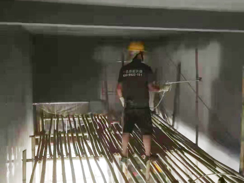 墻面修補(bǔ)噴漆：處理墻面時(shí)會(huì)有粉塵，而且難免會(huì)有膩?zhàn)印⑼苛匣蚱渌z水滴落，所以一定要提前做好對(duì)房間內(nèi)已有裝修成品的保護(hù)工作。確保墻面堅(jiān)實(shí)、平整，用地板鏟或其他工具清理墻面，使水泥墻面盡量無(wú)浮土、浮沉。在墻面輥一遍混凝土界面劑，盡量均勻，待其干燥后（一般在2小時(shí)以上），特別提醒，如選用紅吉慶膩?zhàn)臃?，?qǐng)不要刷界面劑，選擇墻錮效果會(huì)好些，就可以做陰陽(yáng)角的找直了。 刮膩?zhàn)?陰陽(yáng)角找直，底層找平，后就要刮膩?zhàn)恿?，現(xiàn)在毛坯房的平整度都不好，應(yīng)刮三遍膩?zhàn)?，每遍膩?zhàn)討?yīng)徹底干透再進(jìn)行刮下一遍（表干以后）。清理打磨后的膩?zhàn)颖砻? width=